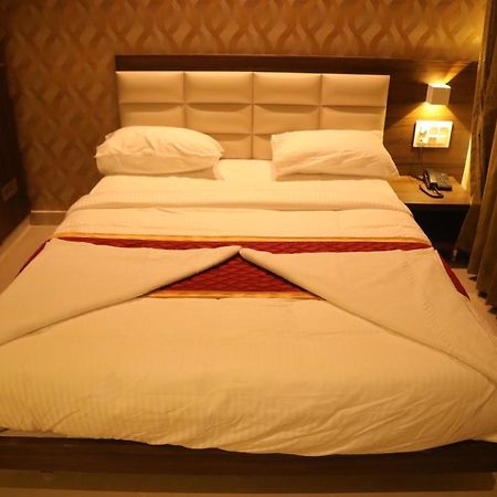 Royal Indraprastha The Hotel Bangalore Exterior foto