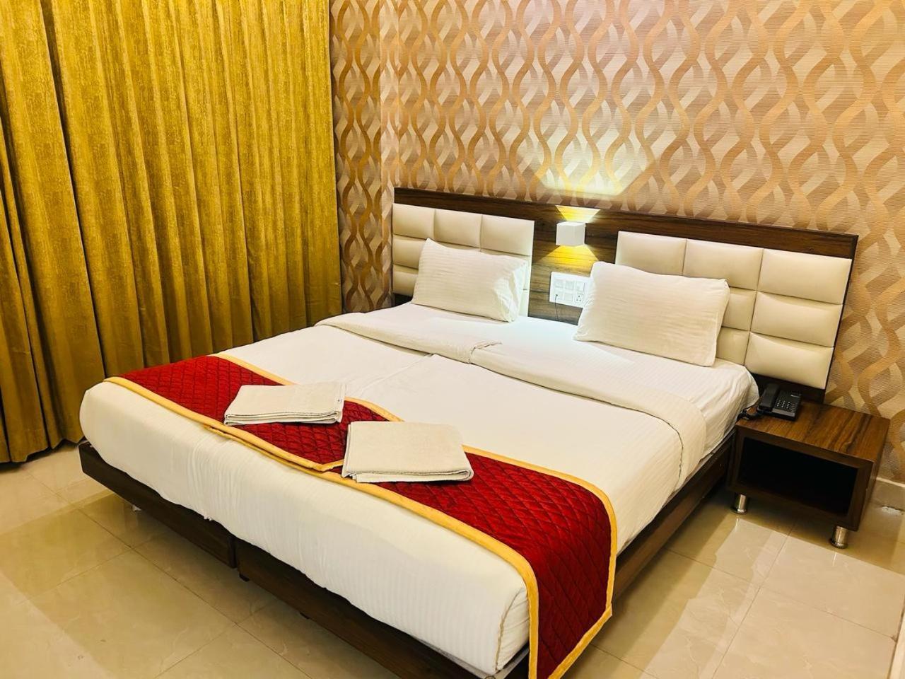 Royal Indraprastha The Hotel Bangalore Exterior foto